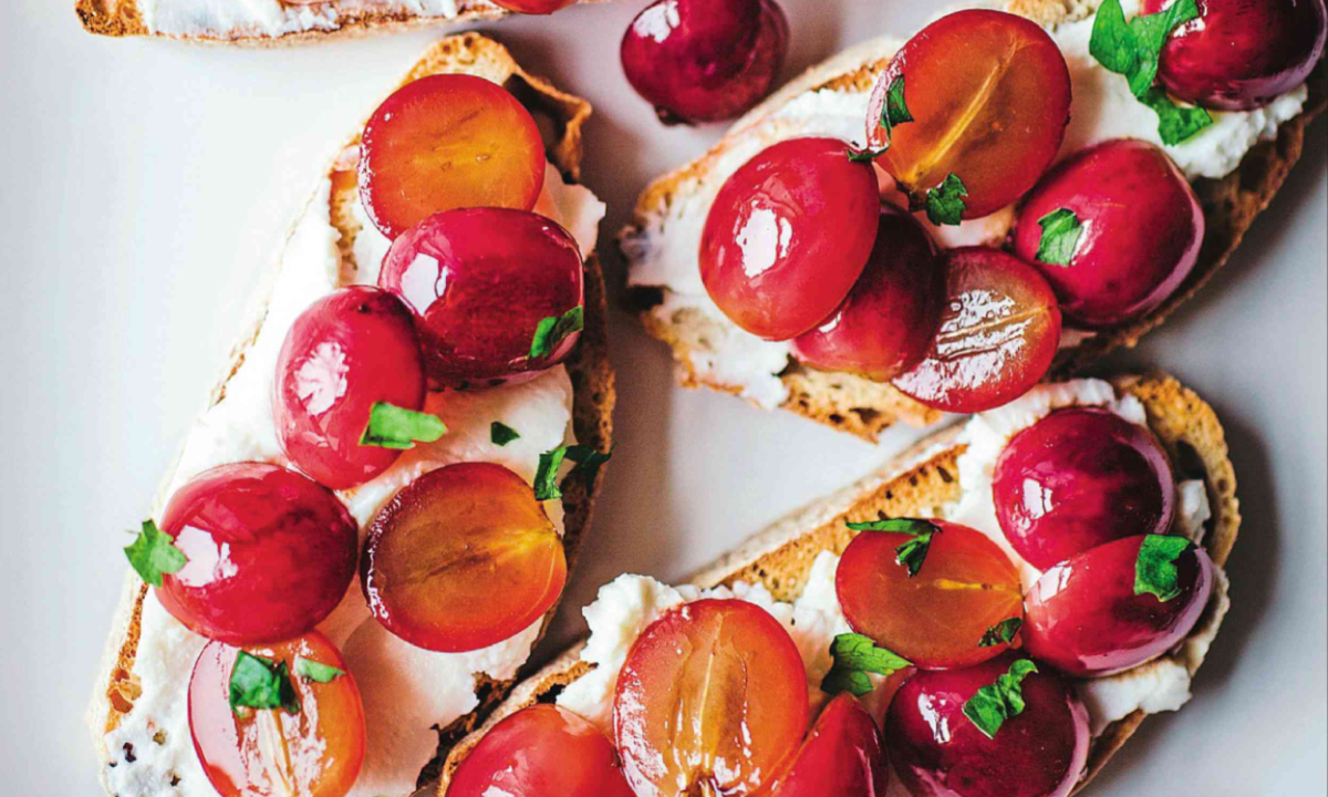 grape-ricotta-crostini